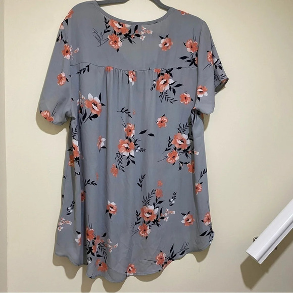 Womens Torrid Grey Casual Eyelet Short Sleeve Floral V-Neck Blouse Shirt size 1X - Picture 11 of 16